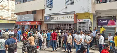 शहर में ज्वेलर्स प्रतिष्ठान पर अपराधियों ने दिनदहाड़े कई राउंड की फायरिंग शहर में ज्वेलर्स प्रतिष्ठान पर अपराधियों ने दिनदहाड़े कई राउंड की फायरिंग