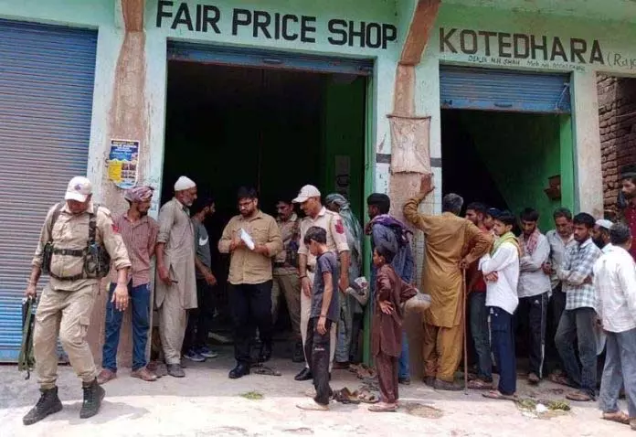 DC राजौरी ने DAJ-GUA जागरूकता शिविर, उचित मूल्य की दुकान का औचक निरीक्षण किया DC राजौरी ने DAJ-GUA जागरूकता शिविर, उचित मूल्य की दुकान का औचक निरीक्षण किया