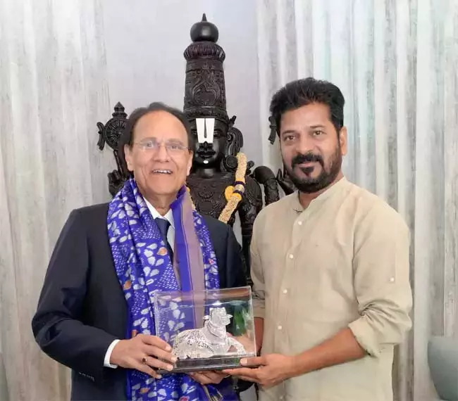 Telangana : नोरी दत्तात्रेयुडु ने सीएम रेवंत से की मुलाकात Telangana : नोरी दत्तात्रेयुडु ने सीएम रेवंत से की मुलाकात