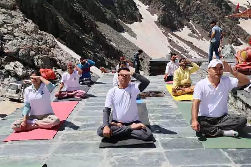 योग से निरोग, राज्य स्तरीय योग उत्सव के लिए Dharamshala में सैकड़ों लोग एकजुट हुए योग से निरोग, राज्य स्तरीय योग उत्सव के लिए Dharamshala में सैकड़ों लोग एकजुट हुए