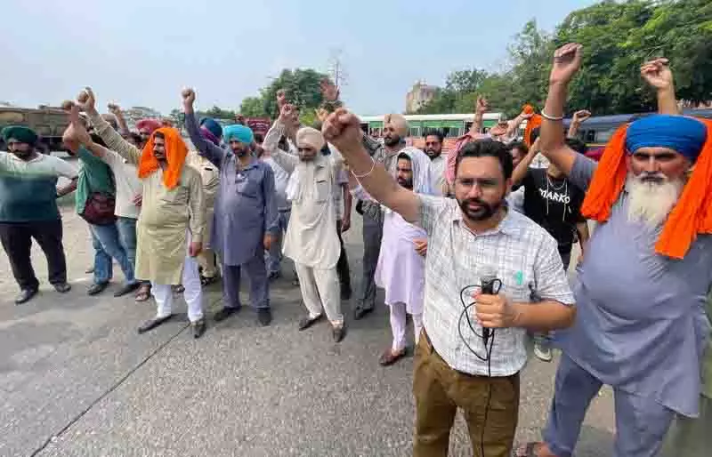 Ludhiana: बस ऑपरेटरों की हड़ताल से यात्री परेशान Ludhiana: बस ऑपरेटरों की हड़ताल से यात्री परेशान