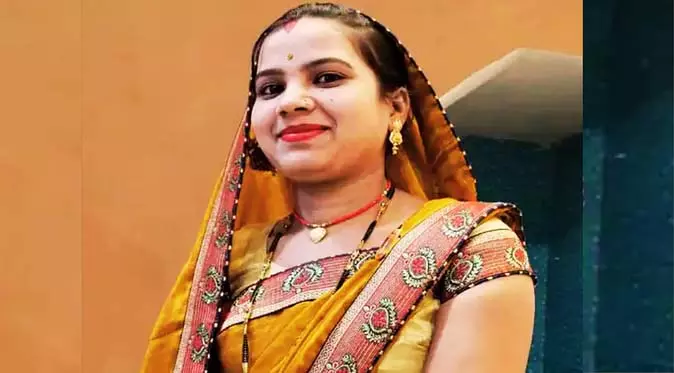 सुबह चार बजे पति की नींद खुली तो पत्नी फंदे पर लटकी मिली, सुबह चार बजे पति की नींद खुली तो पत्नी फंदे पर लटकी मिली,