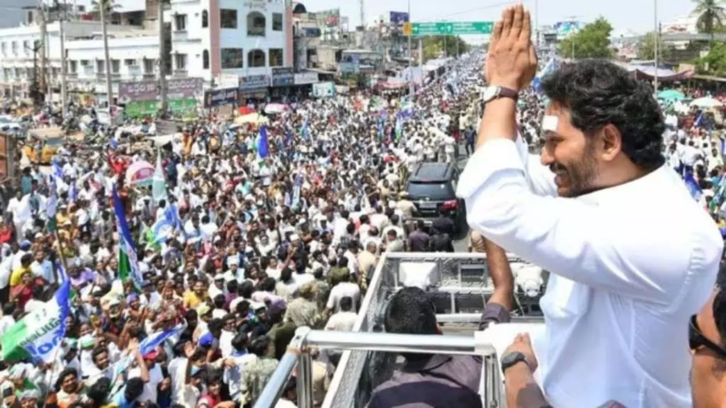 जगन रेड्डी की कार ने वाईएसआरसीपी समर्थक को कुचला जगन रेड्डी की कार ने वाईएसआरसीपी समर्थक को कुचला