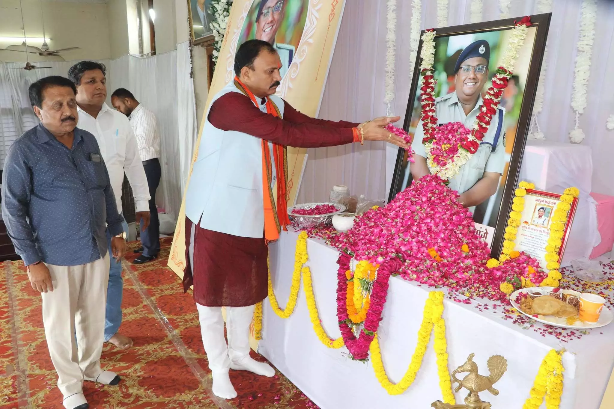 स्वास्थ्य मंत्री श्याम बिहारी जायसवाल ने शहीद आकाश राव गिरेपुंजे को दी श्रद्धांजलि स्वास्थ्य मंत्री श्याम बिहारी जायसवाल ने शहीद आकाश राव गिरेपुंजे को दी श्रद्धांजलि