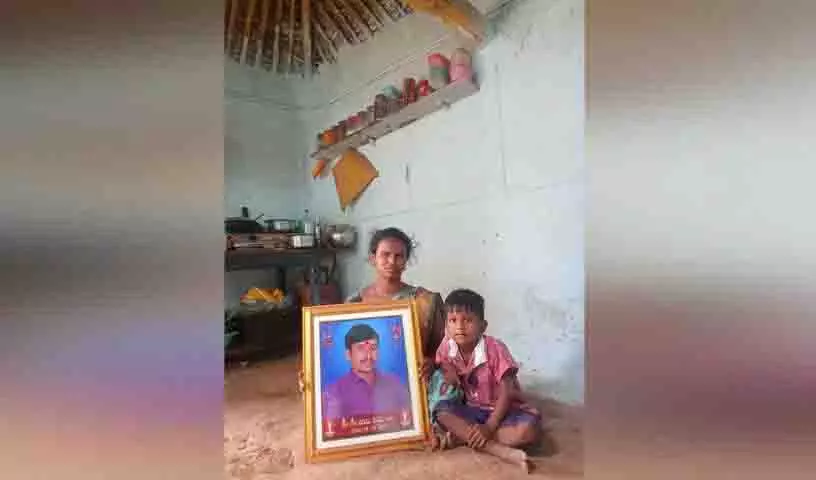 Siddipet: गजवेल किसान की विधवा ने पति की आत्महत्या के बाद सहायता की गुहार लगाई Siddipet: गजवेल किसान की विधवा ने पति की आत्महत्या के बाद सहायता की गुहार लगाई