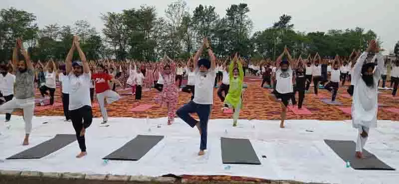 योग दिवस पर स्वस्थ जीवन के लिए Tarn Taran एकजुट योग दिवस पर स्वस्थ जीवन के लिए Tarn Taran एकजुट