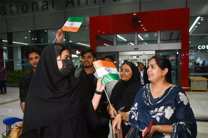 Jammu: ईरान ने भारतीयों के लिए हवाई क्षेत्र प्रतिबंधों में ढील दी Jammu: ईरान ने भारतीयों के लिए हवाई क्षेत्र प्रतिबंधों में ढील दी