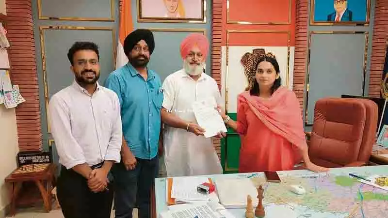 Amritsar: शिक्षक के समर्पण ने सरकारी स्कूल को बंद होने से बचाया Amritsar: शिक्षक के समर्पण ने सरकारी स्कूल को बंद होने से बचाया
