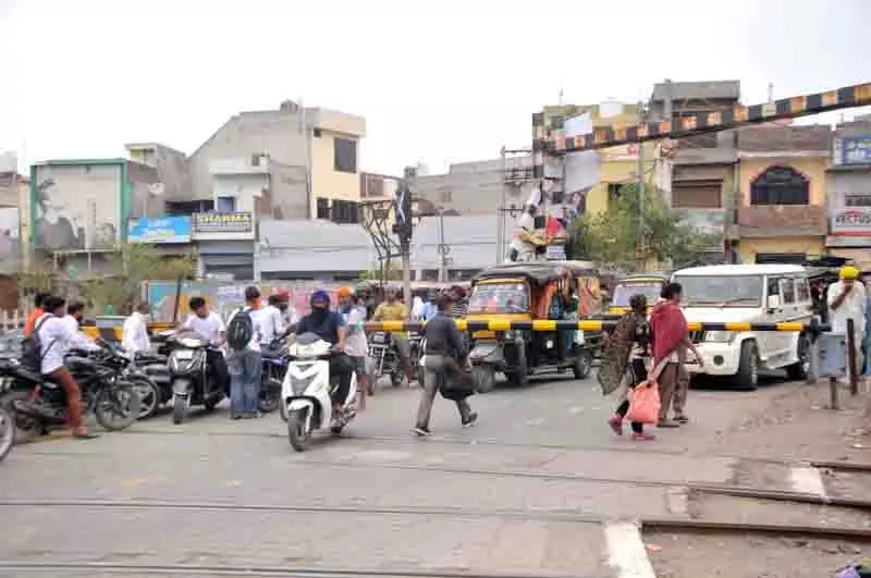 Amritsar: छेहर्टा क्रॉसिंग बंद होने से अफरातफरी Amritsar: छेहर्टा क्रॉसिंग बंद होने से अफरातफरी