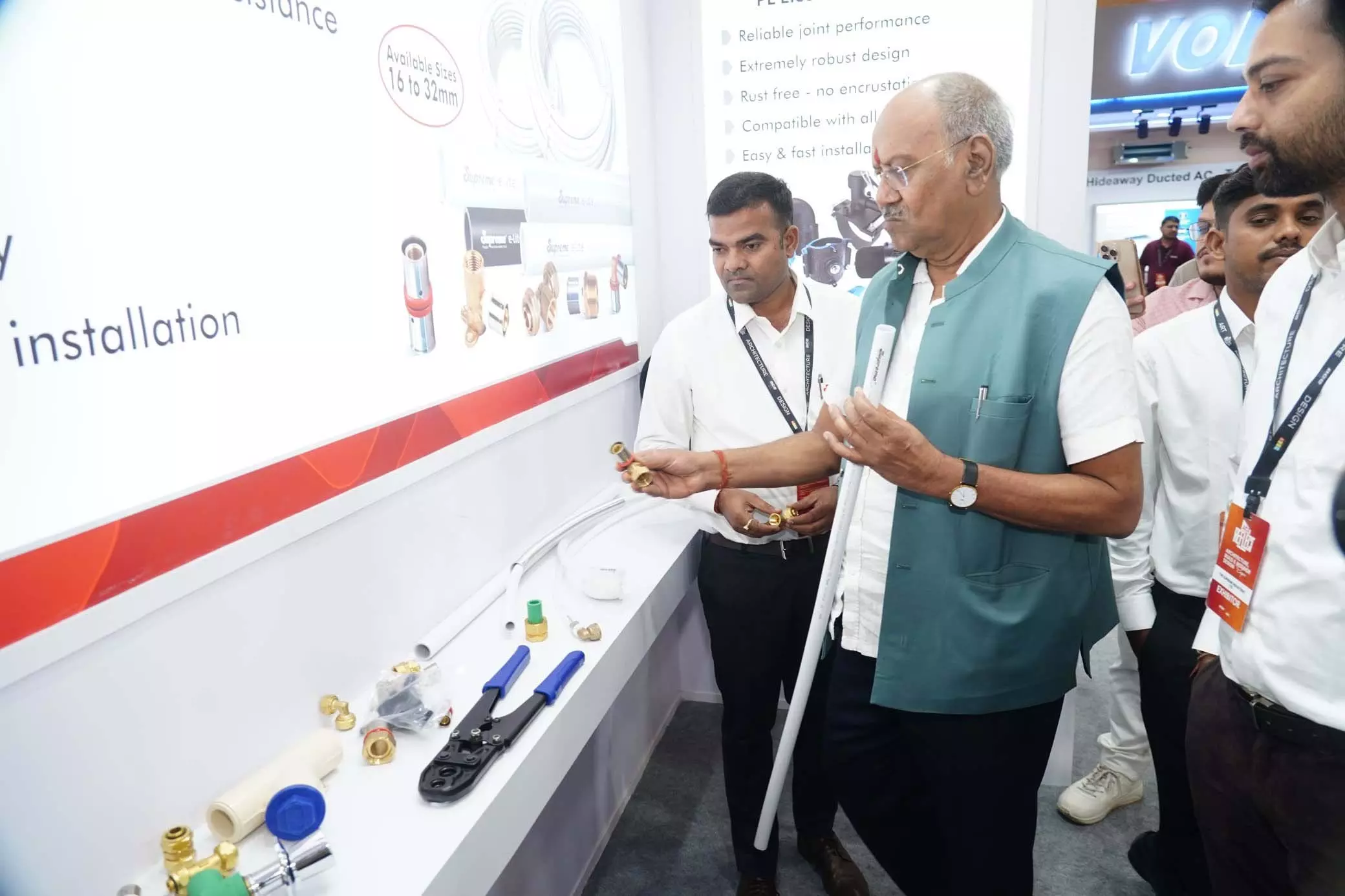 रायपुर में शुरू हुआ 2 दिवसीय ACE Reflect Expo 2025, सांसद बृजमोहन अग्रवाल ने किया उद्घाटन रायपुर में शुरू हुआ 2 दिवसीय ACE Reflect Expo 2025, सांसद बृजमोहन अग्रवाल ने किया उद्घाटन