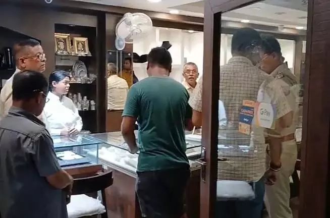 ग्राहक बनकर लुटेरों ने सिलीगुड़ी के सोने की दुकान से लूटे करोड़ों के गहने ग्राहक बनकर लुटेरों ने सिलीगुड़ी के सोने की दुकान से लूटे करोड़ों के गहने
