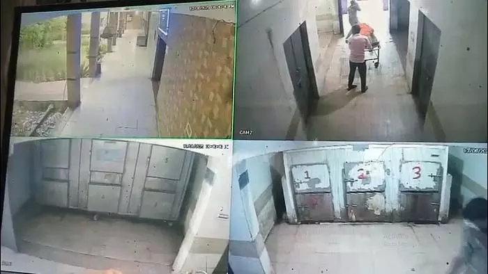 बुजुर्ग का शव 10 दिन तक सड़ता रहा मोर्चरी में, पुलिस की लापरवाही उजागर बुजुर्ग का शव 10 दिन तक सड़ता रहा मोर्चरी में, पुलिस की लापरवाही उजागर