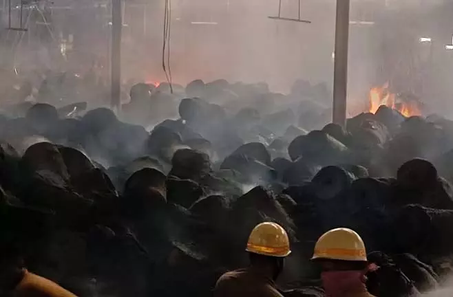चेंगैल जूट मिल में लगी भीषण आग, करोड़ों टका का जूट का सामान जला चेंगैल जूट मिल में लगी भीषण आग, करोड़ों टका का जूट का सामान जला