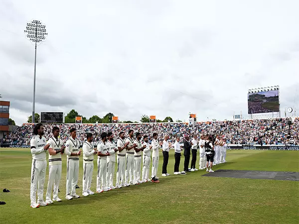 India और इंग्लैंड के खिलाड़ियों ने डेविड सिड लॉरेंस को श्रद्धांजलि देने के लिए काली पट्टियां पहनीं India और इंग्लैंड के खिलाड़ियों ने डेविड सिड लॉरेंस को श्रद्धांजलि देने के लिए काली पट्टियां पहनीं
