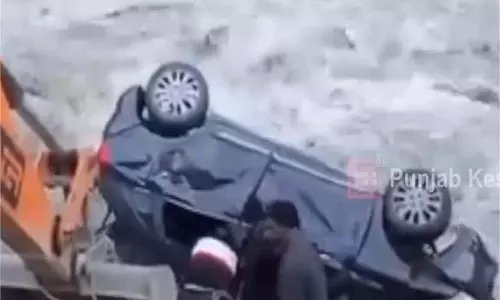 Himachal Pradesh: हादसा, नदी में गिरी पर्यटकों की कार