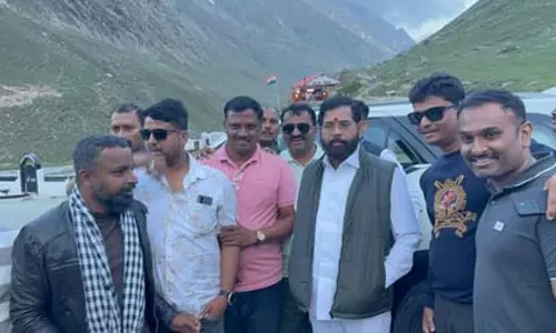 महाराष्ट्र के डिप्टी सीएम एकनाथ शिंदे ने कश्मीरियों से की मुलाकात महाराष्ट्र के डिप्टी सीएम एकनाथ शिंदे ने कश्मीरियों से की मुलाकात