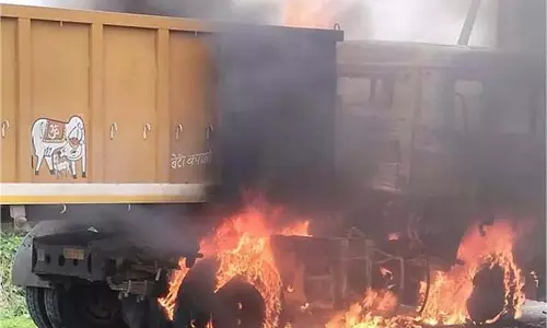 MP News: मार्बल से भरे कंटेनर में अचानक लगी आग, ड्राइवर ने कूदकर बचाई जान MP News: मार्बल से भरे कंटेनर में अचानक लगी आग, ड्राइवर ने कूदकर बचाई जान
