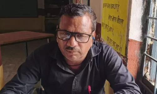 ड्यूटी से लौट रहे टीचर को आया हार्ट अटैक, बीच रास्ते में मौत ड्यूटी से लौट रहे टीचर को आया हार्ट अटैक, बीच रास्ते में मौत