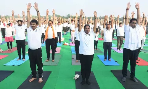 सीएम रेखा ने यमुना तट पर योग दिवस कार्यक्रम का नेतृत्व किया सीएम रेखा ने यमुना तट पर योग दिवस कार्यक्रम का नेतृत्व किया