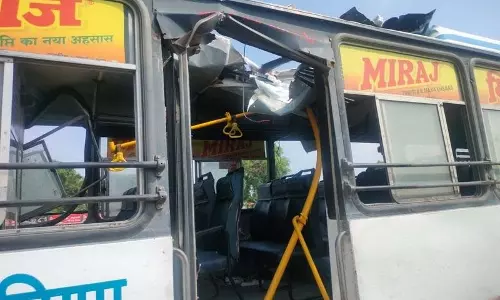 दिल्ली-जयपुर हाईवे पर बस पलटी, पुलिसकर्मी की मौत, 20 घायल
