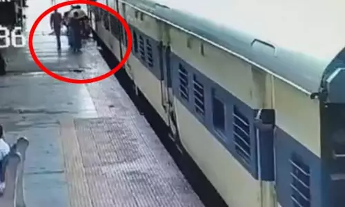महिला यात्री की बाल-बाल बची जान, RPF जवान की हो रही तारीफ महिला यात्री की बाल-बाल बची जान, RPF जवान की हो रही तारीफ