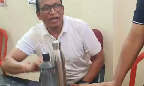 स्वास्थ्य अधिकारी ने ग्रामीण से मांगी माफी, शिविर में उड़ाया था मजाक स्वास्थ्य अधिकारी ने ग्रामीण से मांगी माफी, शिविर में उड़ाया था मजाक