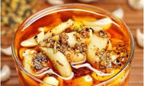 Garlic Pickle Recipe: स्वाद ही नहीं सेहत के लिए भी अच्छा है ये खास लहसुन का अचार, जानें रेसिपी