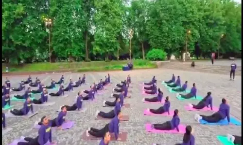 स्टील्थ फ्रिगेट तमाल के चालक दल ने रूस में योग दिवस मनाया