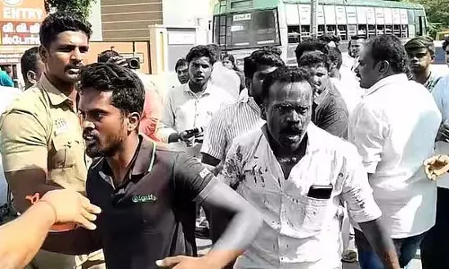 मार्क्सवादी-भाजपा झड़प: हिंदू मोर्चा के कार्यकारिणी की खोपड़ी टूटी 16 गिरफ्तार मार्क्सवादी-भाजपा झड़प: हिंदू मोर्चा के कार्यकारिणी की खोपड़ी टूटी 16 गिरफ्तार