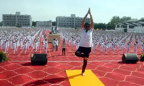 युवा योगाभ्यास को महत्व दे : Governor R.N. Ravi