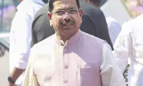 केंद्र ने कर्नाटक के आम किसानों के लिए मुआवजे का किया ऐलान, प्रल्हाद जोशी ने पीएम मोदी का जताया आभार केंद्र ने कर्नाटक के आम किसानों के लिए मुआवजे का किया ऐलान, प्रल्हाद जोशी ने पीएम मोदी का जताया आभार