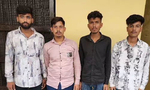 Indore : पुरानी रंजिश को लेकर गुंडे के घर पर पेट्रोल बम से हमला, 5 गिरफ्तार Indore : पुरानी रंजिश को लेकर गुंडे के घर पर पेट्रोल बम से हमला, 5 गिरफ्तार