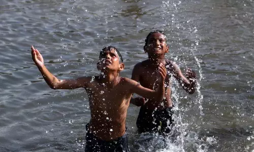 कश्मीर में रिकॉर्ड तोड़ गर्मी