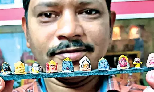 Odisha : लघु कलाकृतियों के लिए इंडिया बुक ऑफ रिकॉर्ड्स में स्थान Odisha : लघु कलाकृतियों के लिए इंडिया बुक ऑफ रिकॉर्ड्स में स्थान