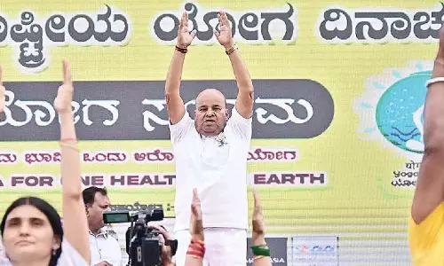 Karnataka: राज्यपाल और स्वास्थ्य मंत्री ने योग दिवस समारोह का नेतृत्व किया Karnataka: राज्यपाल और स्वास्थ्य मंत्री ने योग दिवस समारोह का नेतृत्व किया