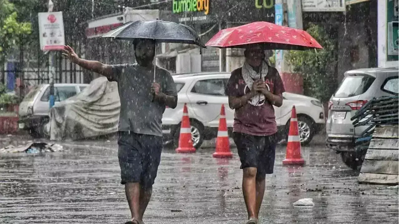 Delhi-NCR में गरज-चमक के साथ बारिश, गर्मी से मिली राहत Delhi-NCR में गरज-चमक के साथ बारिश, गर्मी से मिली राहत