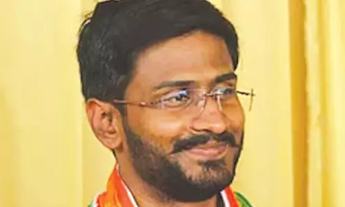कांग्रेस नेता बालमूरी ने कहा- BRS MLA पाडी कौशिक को देश से भागने की कोशिश के दौरान गिरफ्तार किया