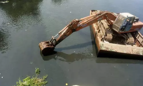 शहरी उदासीनता के बोझ तले घुट रही मीठी नदी: एक मरती हुई धमनी को पुनः प्राप्त करने का संघर्ष