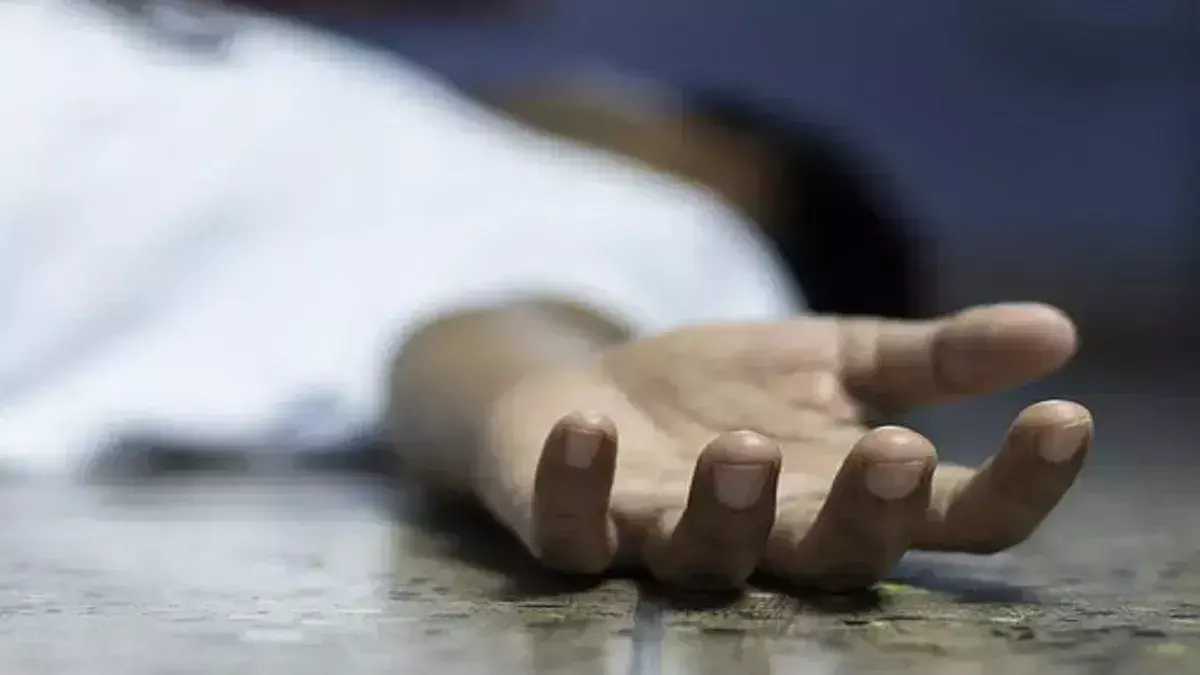 Khargone: सीने में दर्द के बाद बाइक से उतरे शिक्षक, कॉल करते हुए हुई मौत