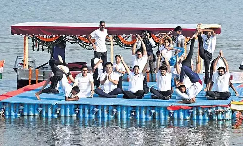 Delhi के मुख्यमंत्री ने यमुना तट पर योग का नेतृत्व किया, सफाई का संकल्प लिया Delhi के मुख्यमंत्री ने यमुना तट पर योग का नेतृत्व किया, सफाई का संकल्प लिया