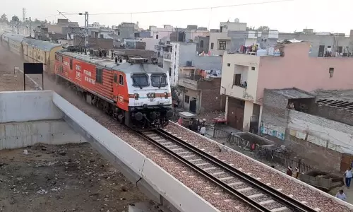 एलिवेटेड रेल ट्रैक यात्रियों के लिए वरदान, निवासियों के लिए अभिशाप