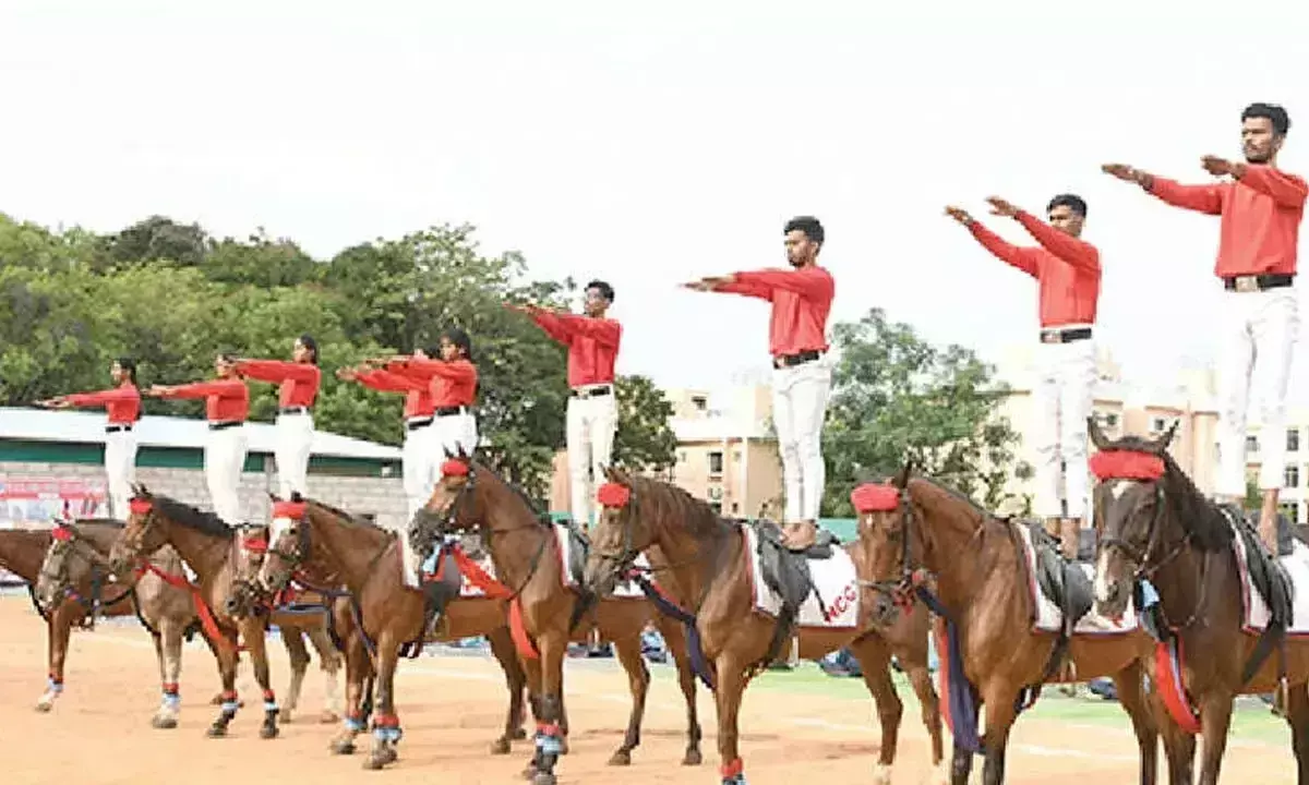 NCC कैडेट्स ने घुड़सवारी योगासन से दिखाया जलवा NCC कैडेट्स ने घुड़सवारी योगासन से दिखाया जलवा