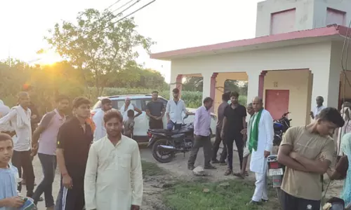 Agra: बिजली टीम पर पथराव, पुलिसकर्मी भी हुए जख्मी Agra: बिजली टीम पर पथराव, पुलिसकर्मी भी हुए जख्मी