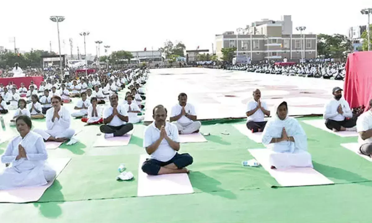 प्रकाशम जिले में 11वें अंतर्राष्ट्रीय योग दिवस में लगभग 11 लाख लोगों ने भाग लिया प्रकाशम जिले में 11वें अंतर्राष्ट्रीय योग दिवस में लगभग 11 लाख लोगों ने भाग लिया