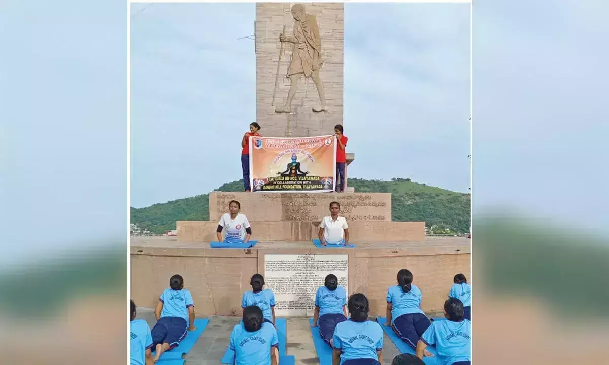 Andhra: गांधी हिल पर मनाया गया अंतर्राष्ट्रीय योग दिवस