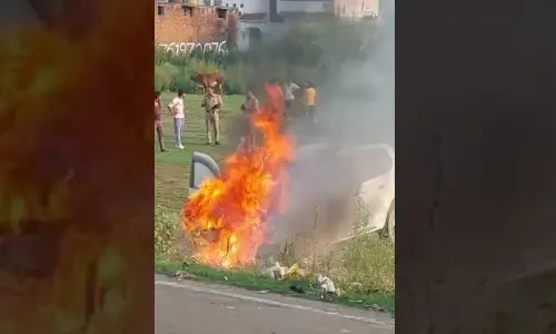 Rampur: कार में अचानक लगी आग, माला रोड पर मचा हड़कंप