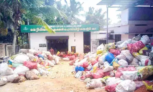 Kerala : कचरा डंपिंग से परेशान हरितकर्मसेना के सदस्य Kerala : कचरा डंपिंग से परेशान हरितकर्मसेना के सदस्य