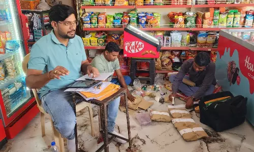 होटलों और ढाबों में प्रशासन का छापा, सैंपल भेजी गई लैब