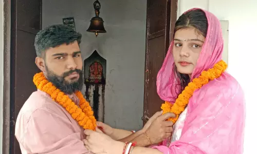 Jamui: प्यार में रिश्ते भूले, चाची-भतीजे की मंदिर में शादी Jamui: प्यार में रिश्ते भूले, चाची-भतीजे की मंदिर में शादी