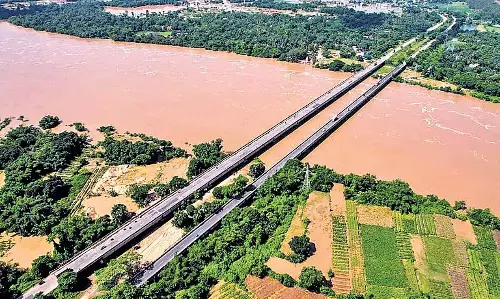 उफनती नदी से Odisha के 61 गांवों पर बाढ़ का खतरा उफनती नदी से Odisha के 61 गांवों पर बाढ़ का खतरा